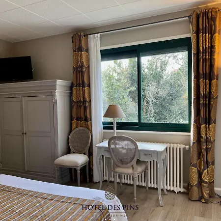 Des Pins Hotel
