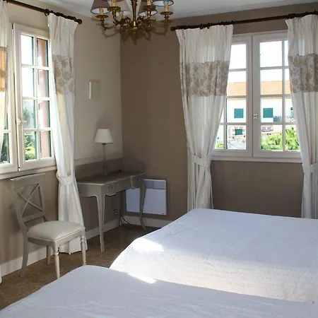 Des Pins Hotel 3*