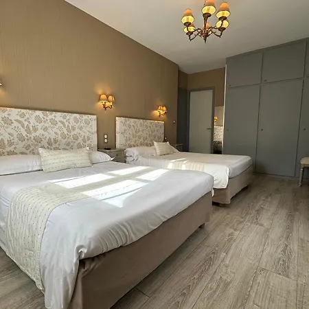 Des Pins Hotel