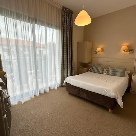 Hotel Des Pins 3*