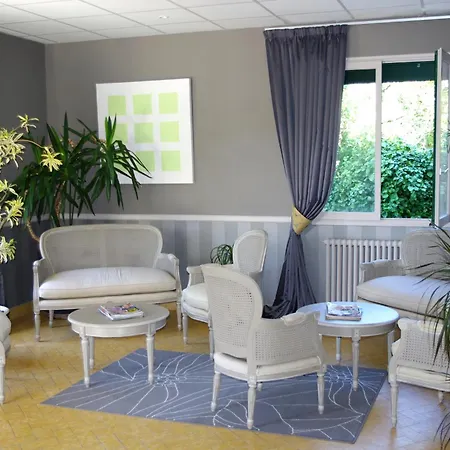 Des Pins Hotel