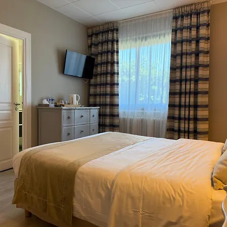 Des Pins Hotel 3*