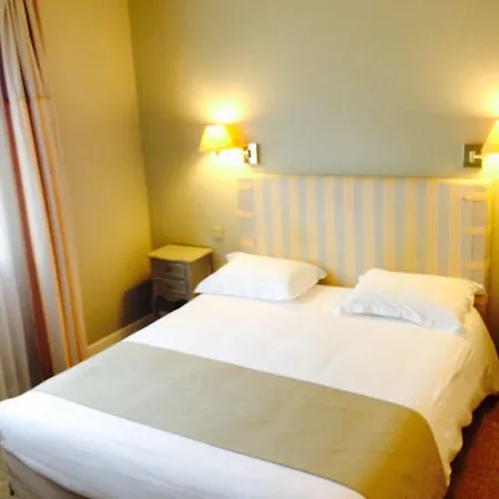 Des Pins Hotel